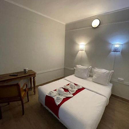 Hotel Central Сен-Дени Экстерьер фото