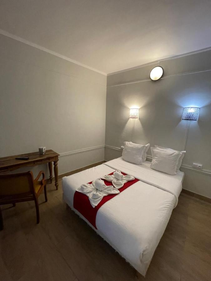 Hotel Central Сен-Дени Экстерьер фото