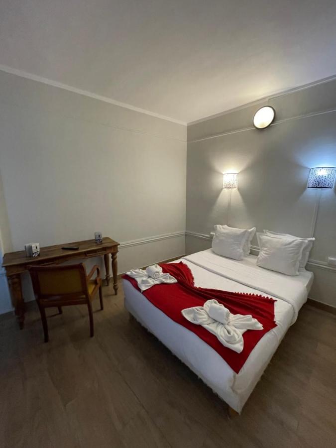 Hotel Central Сен-Дени Экстерьер фото